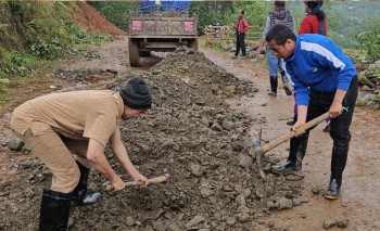 जनतासँग माओवादी रुपान्तरण अभियान अन्तर्गत श्रमदान गरेर सडक मर्मत